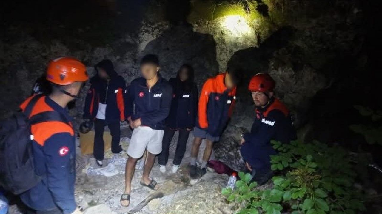 İzmir'de kaybolan 4 genç ormanda sabaha karşı sağ bulundu