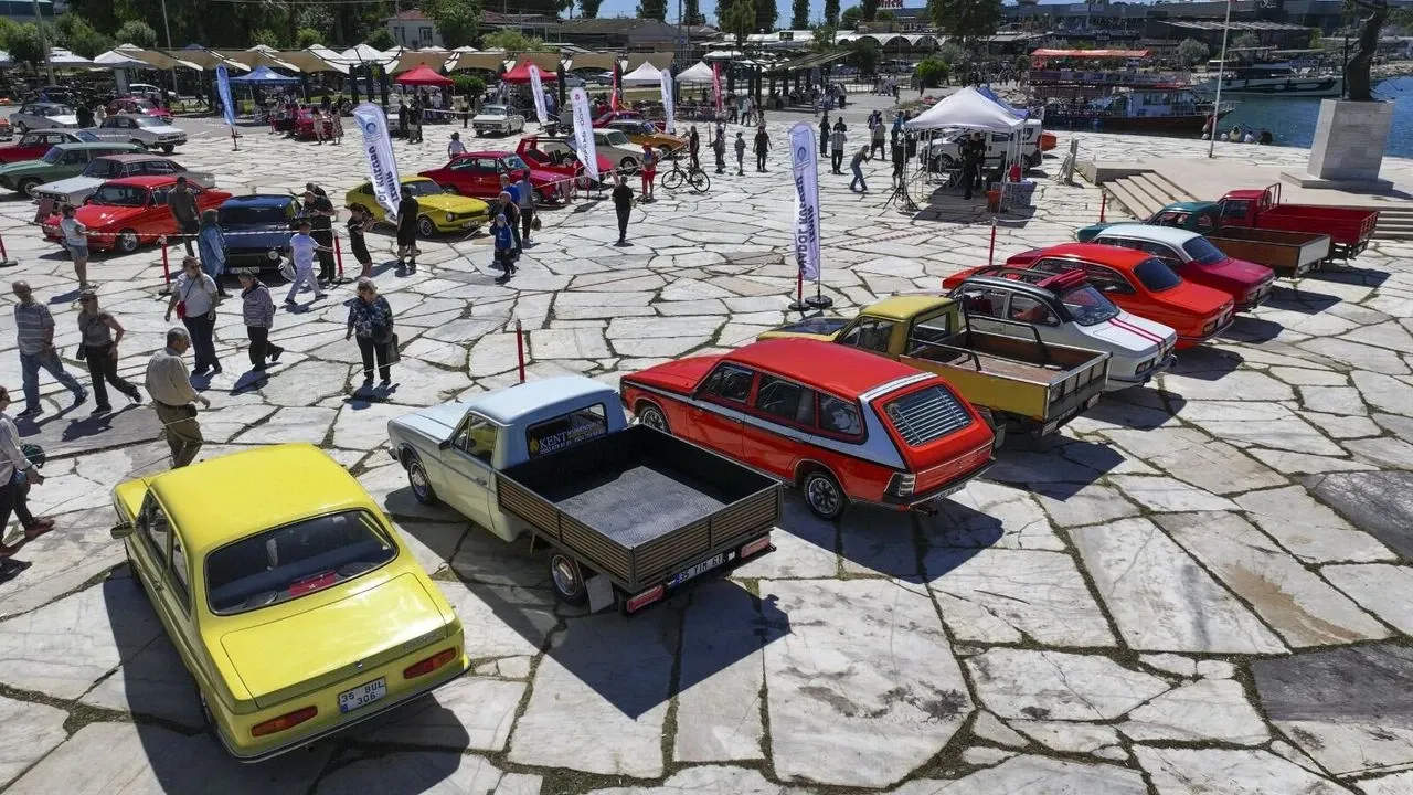 İzmir AnadolFest 2026 klasik otomobil tutkunlarını büyüledi