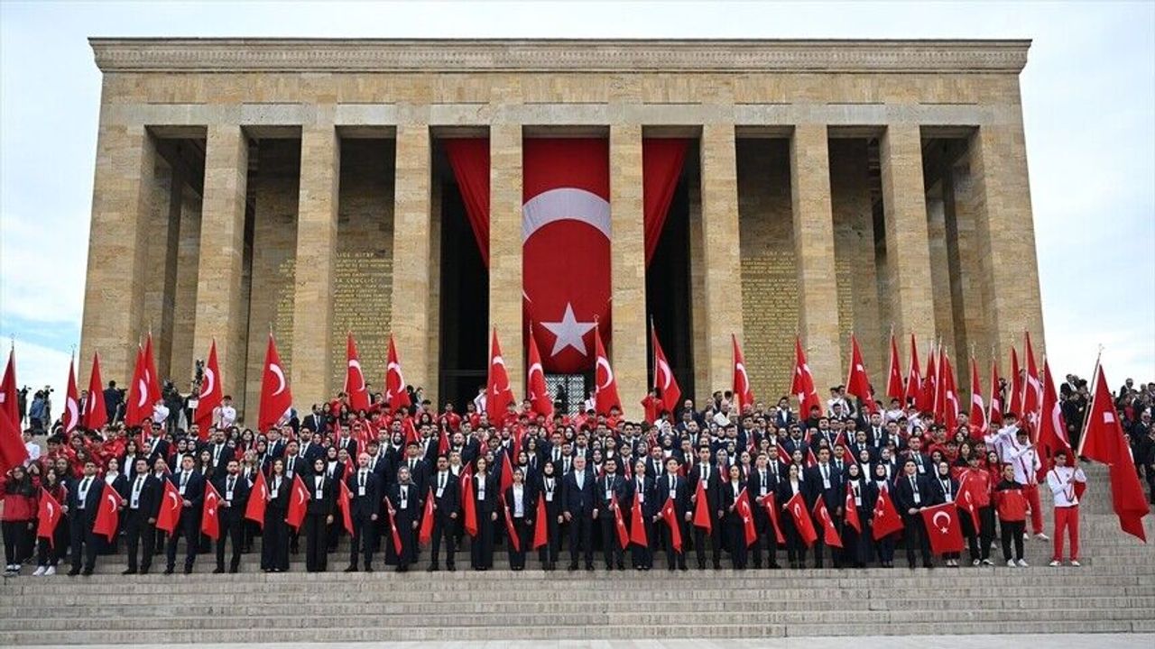 19 Mayıs Gençlik Bayramı'nda Anıtkabir'e 81 ilden gençler akın etti!