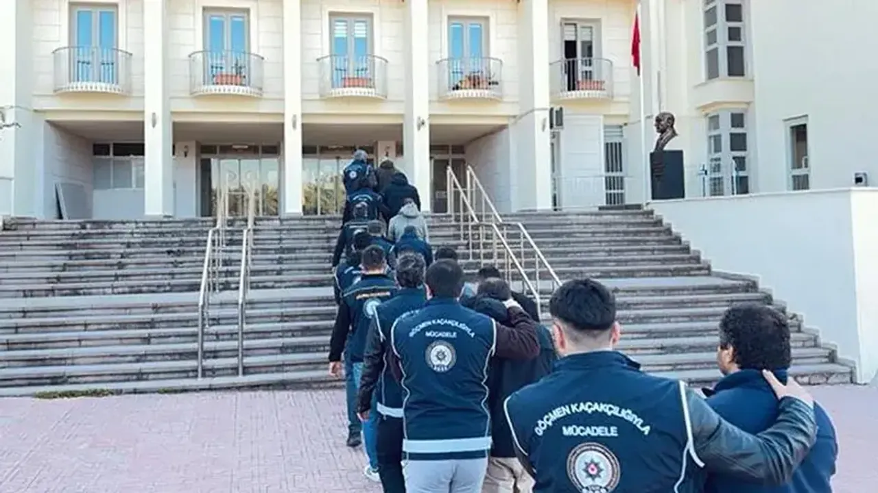 Çeşme'de durdurulan şüpheli araçtan 21 düzensiz göçmen çıktı