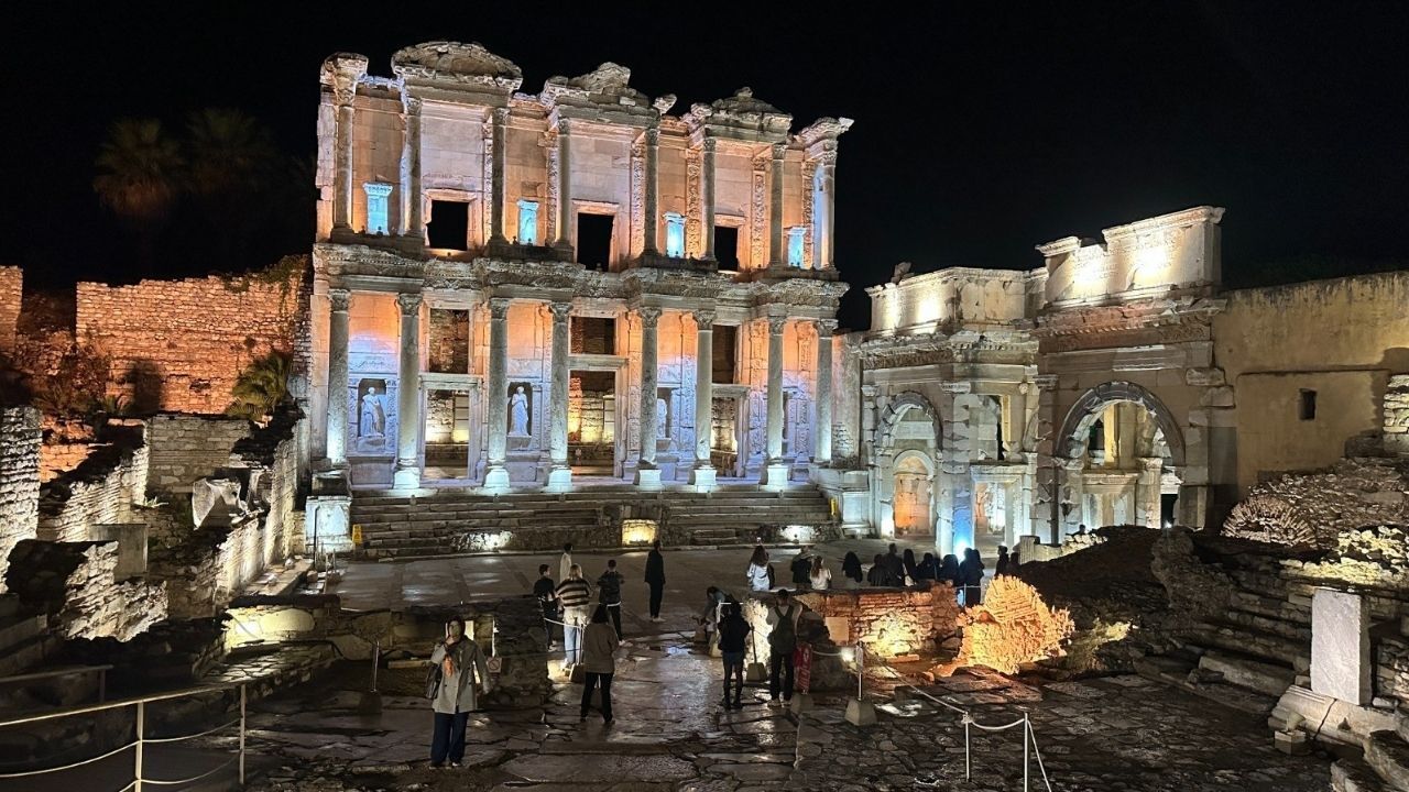 İzmir Büyükşehir Belediyesin’den gençlere ücretsiz Efes gece turu