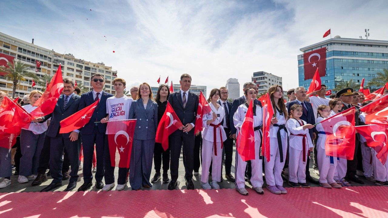 İzmir Cumhuriyet Meydanı'nda 19 Mayıs Bayramı rüzgarı