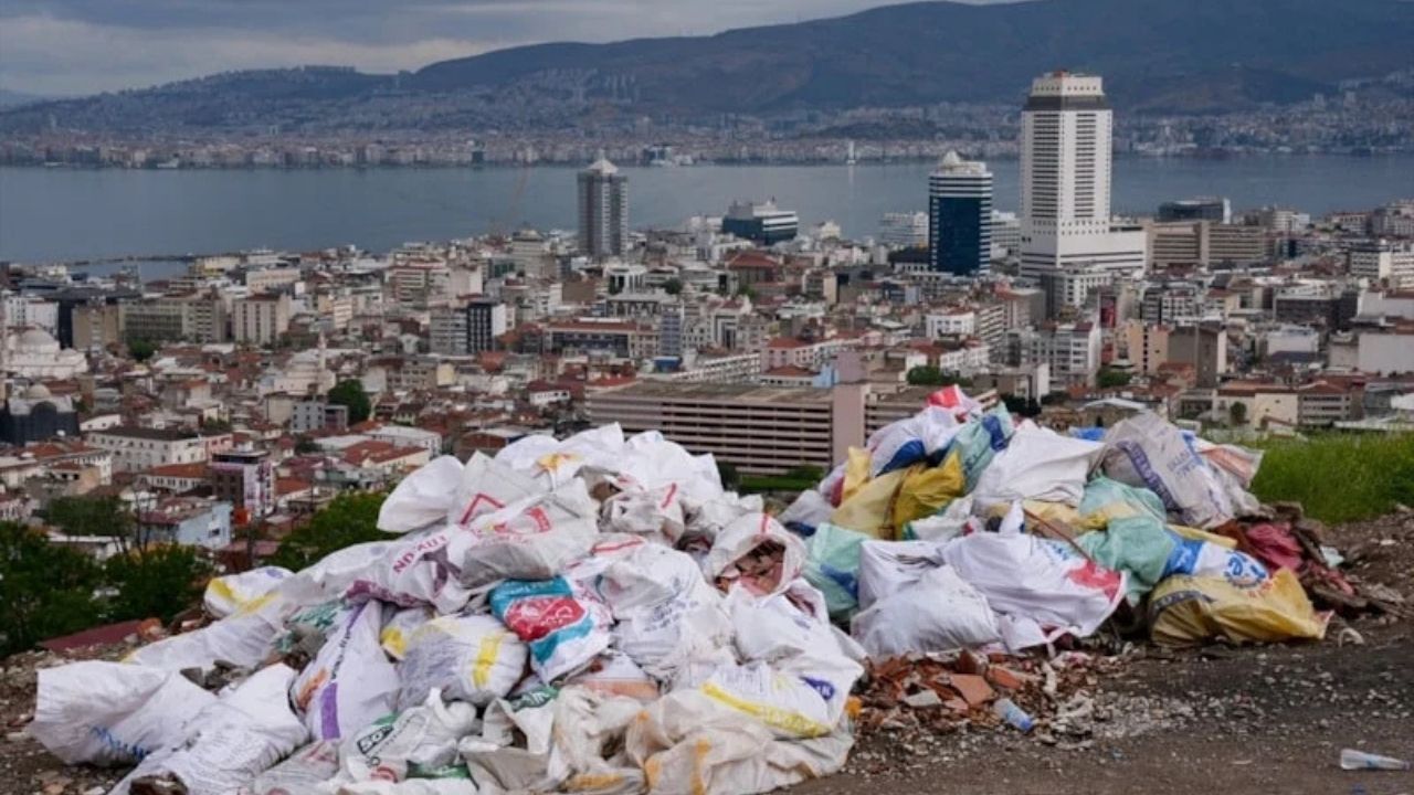 İzmir'in eşsiz körfez manzarasını çöp ve molozlar esir aldı!
