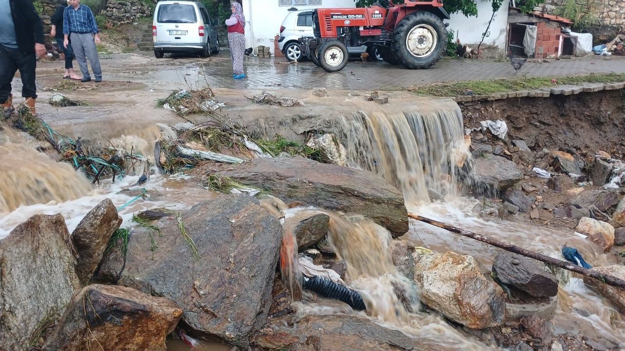 Manisa Demirci'de şiddetli sel ve dolu hayatı felç etti