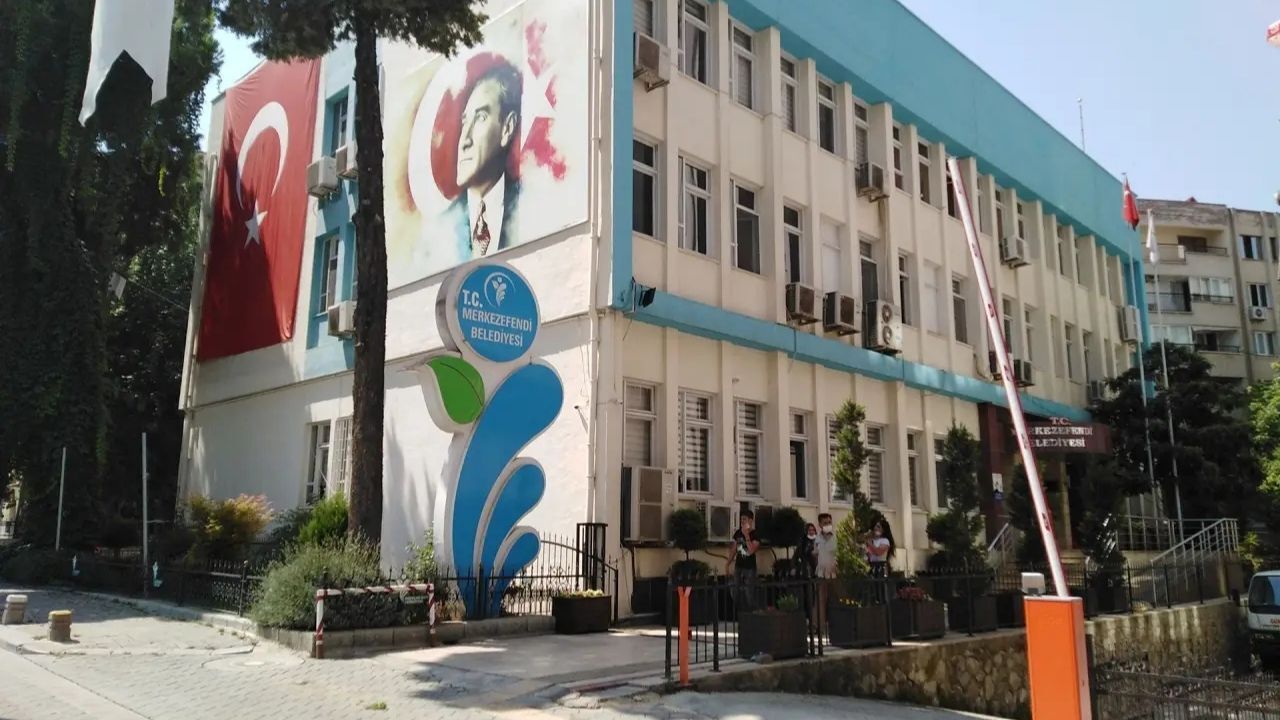 Denizli Merkezefendi Belediyesi'ne operasyon! Evraklara el konuldu
