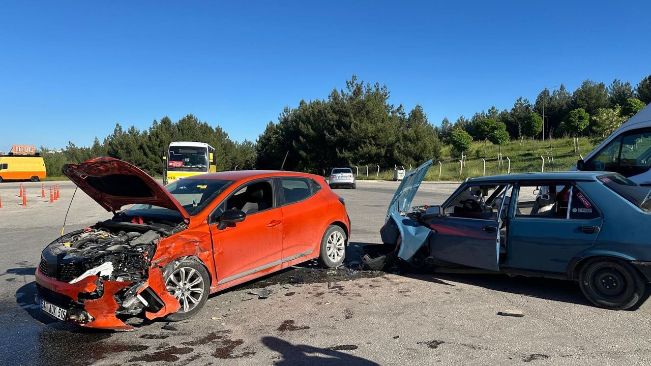 Uşak merkezde iki otomobilin çarpıştığı kazada 5 kişi yaralandı
