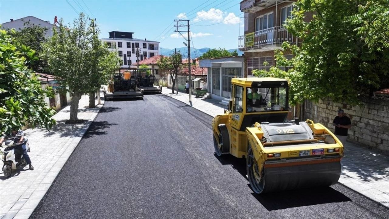 Denizli Büyükşehir Belediyesi Tavas'ta asfalt serimine başladı