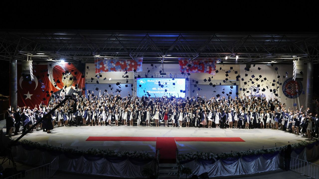 Dokuz Eylül Üniversitesi Tıp Fakültesi yeni hekimlerini uğurladı