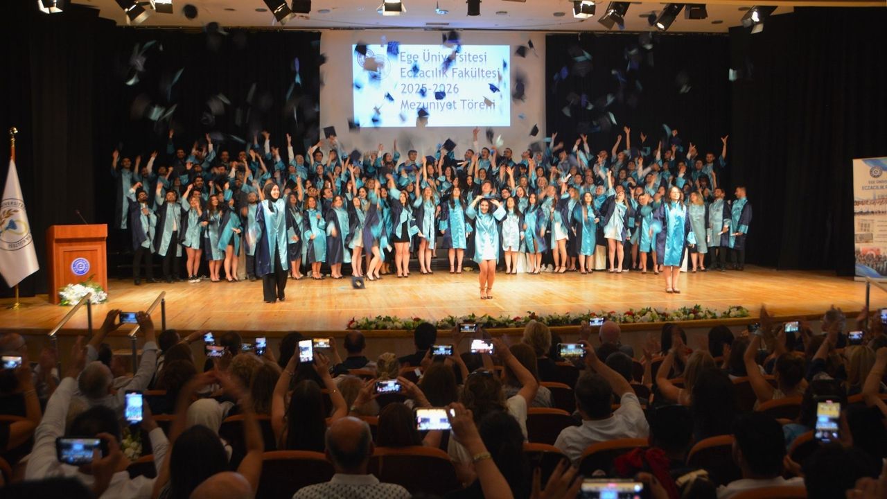 EÜ Eczacılık Fakültesi 51’inci dönem mezunlarını sağlık sektörüne uğurladı