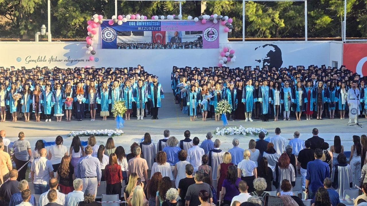 EÜ Edebiyat Fakültesinde mezuniyet sevinci yaşandı