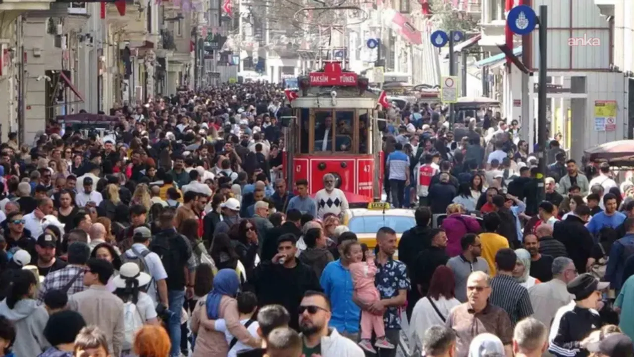Beyoğlu'na 24 saatlik etkinlik yasağı geldi! İstiklal bariyerlerle kapandı