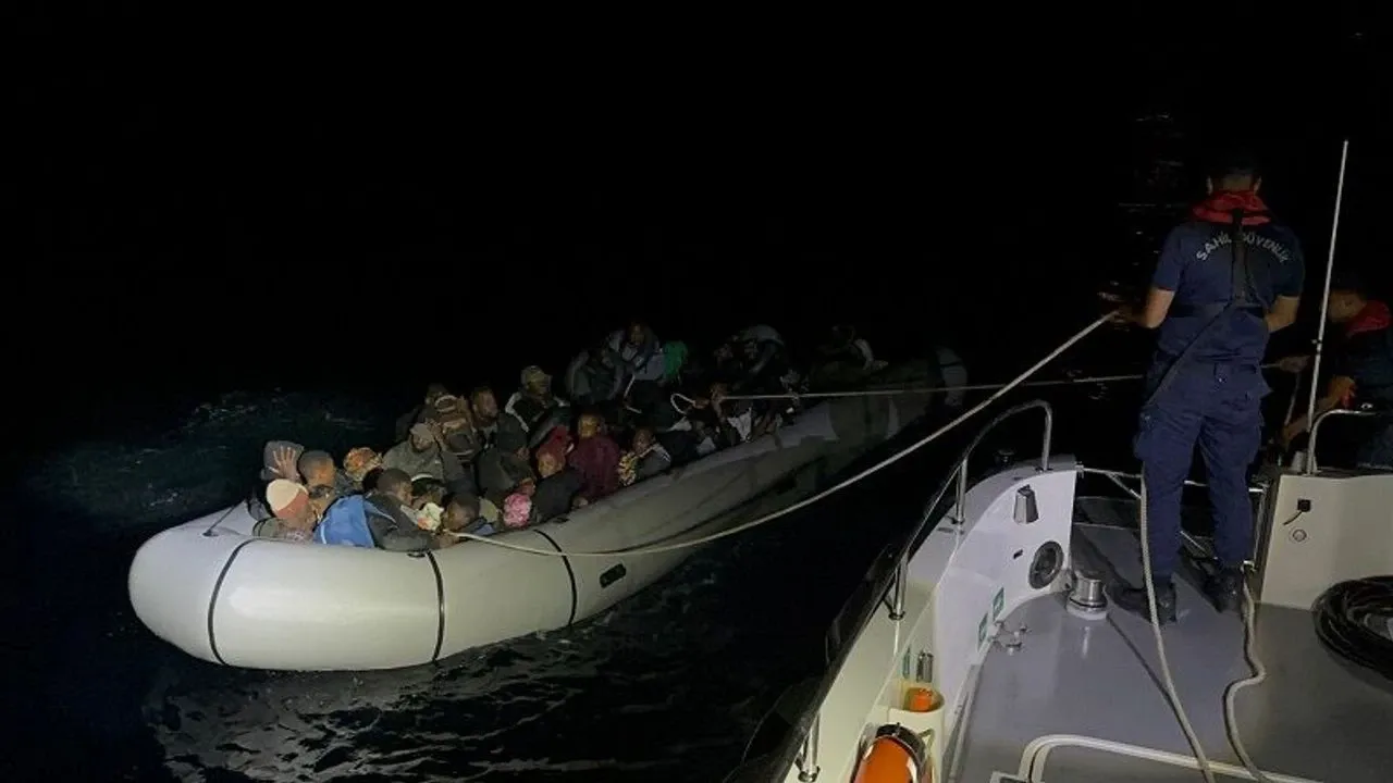İzmir açıklarında büyük operasyon: 65 göçmen kurtarıldı