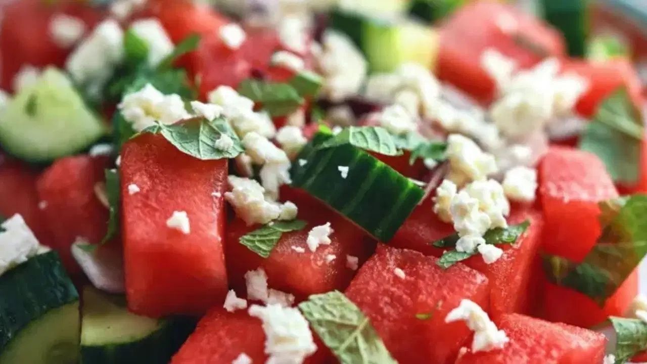 Yaz sofralarının yeni gözdesi: Beyaz peynirli ve rokalı karpuz salatası