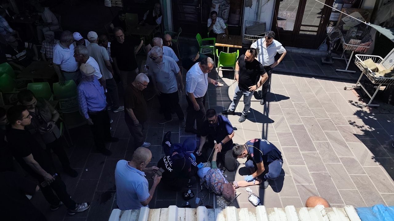 Arkadaşının cenazesine geldi kalp krizi geçirdi!