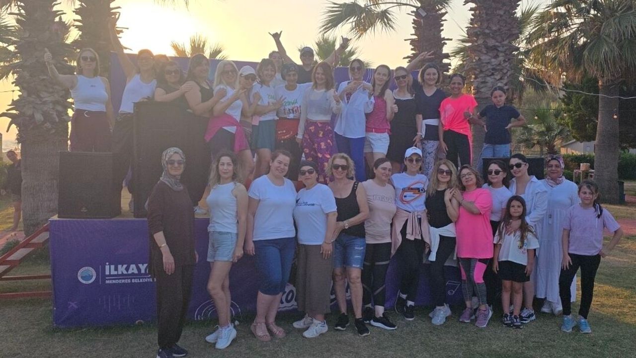 Menderesli kadınlar Gümüldür sahilinde zumba ile form tutuyor