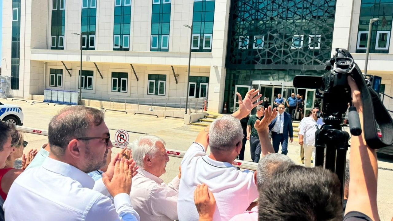 Ev hapsi alan Balçova Belediye Başkanı Onur Yiğit'i Utku Gümrükçü karşıladı!