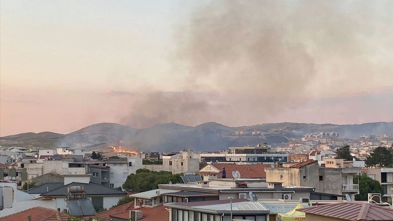 İzmir Seferihisar'da korkutan yangın: Alevler yerleşim yerlerinin kapısından döndü