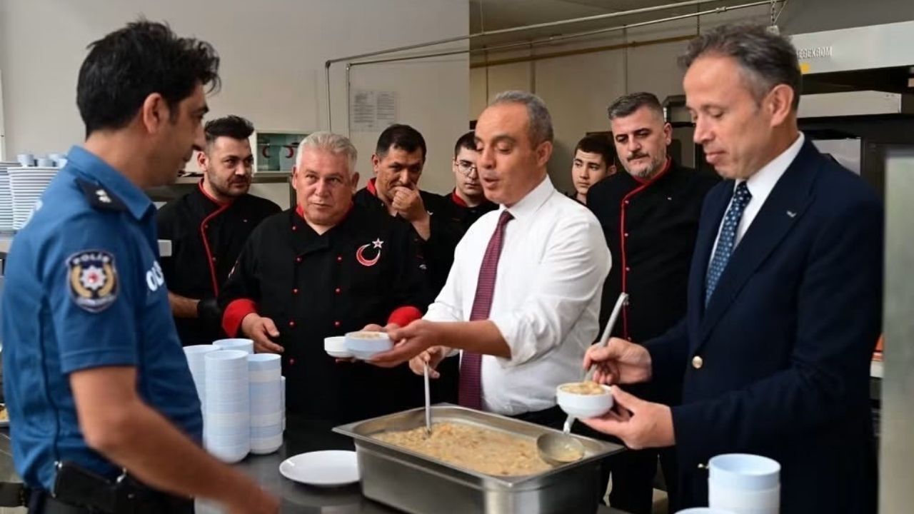 Emniyet müdürü Ahmet Birtan Erol personele aşure dağıttı