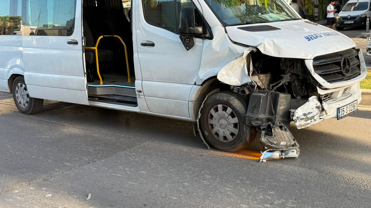 İzmir Balçova Agora AVM önünde kaza: Moto kurye ve minibüs çarpıştı
