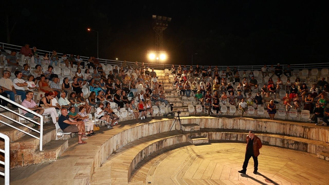 Efes Selçuk Belediye tiyatrosu "haybeden gerçeküstü aşk" ile izleyiciden tam not aldı