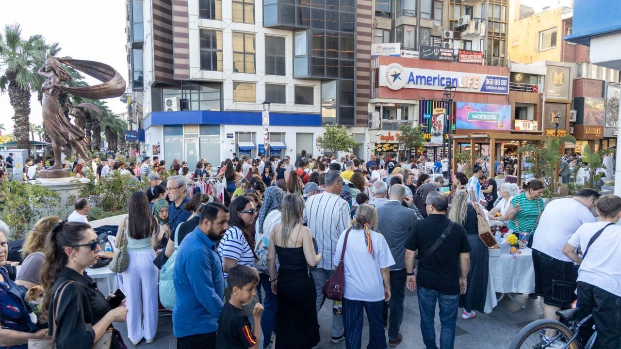 Karşıyaka Gece Pazarı kadın dayanışmasını büyütüyor