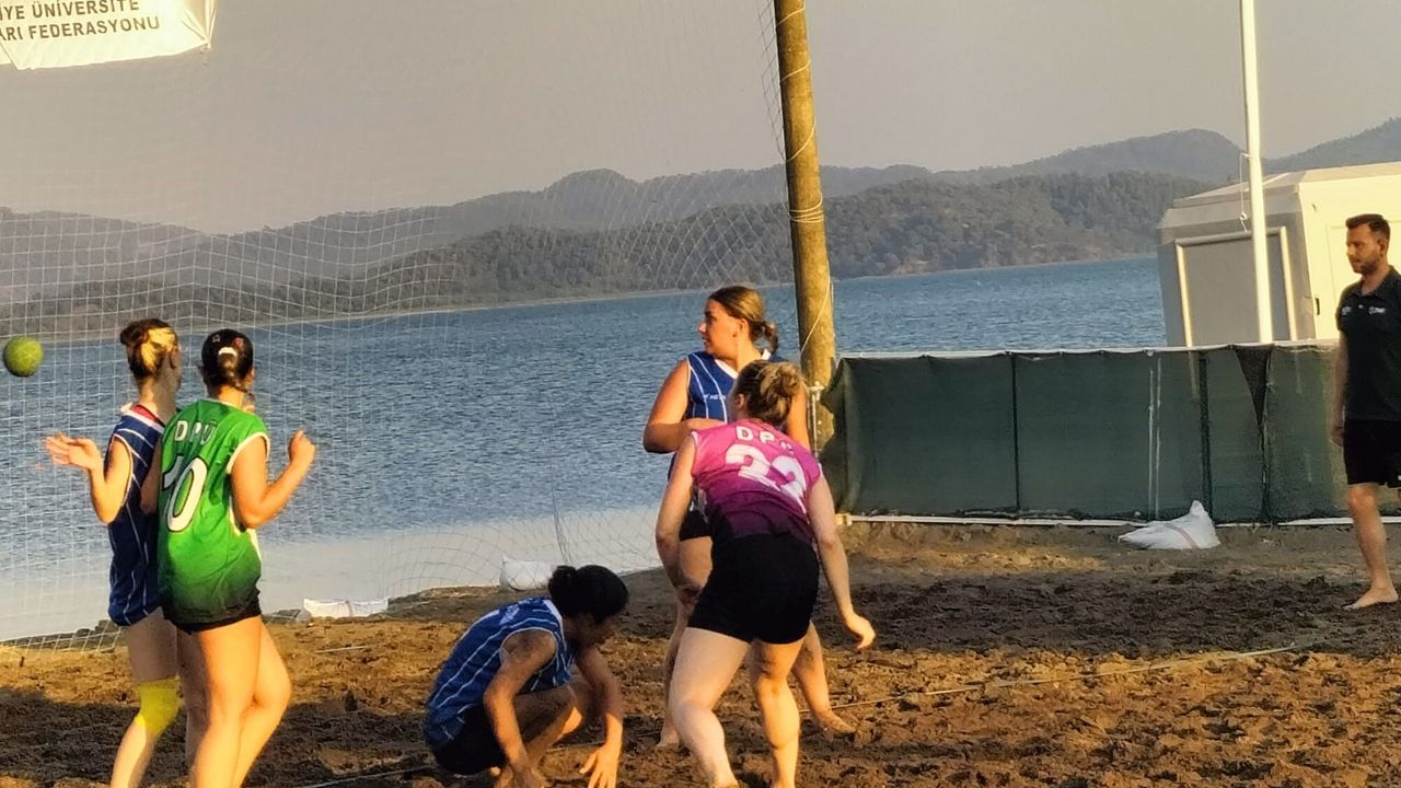 Köyceğiz plaj hentbolu şampiyonası kıyasıya mücadeleyle sürüyor