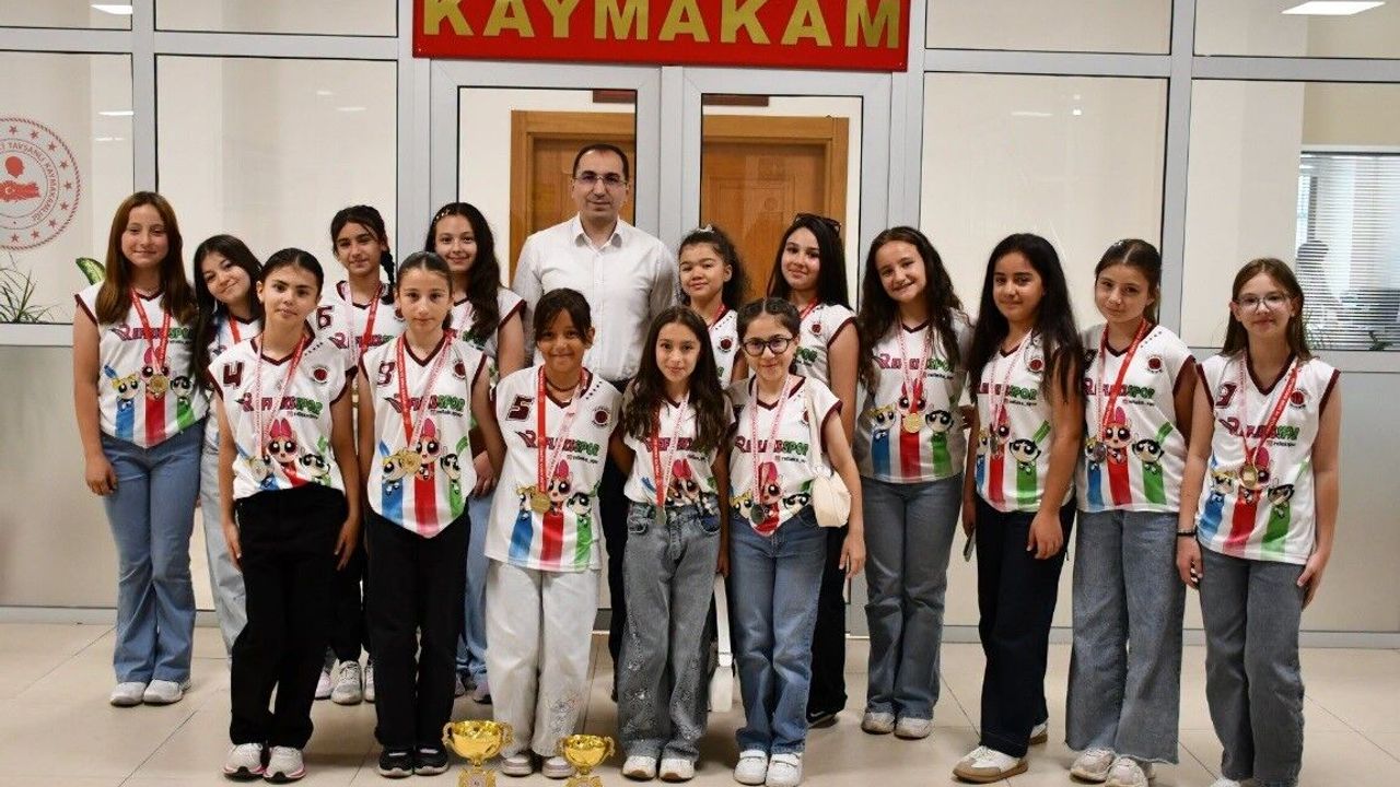 Kütahya turnuvasında 14 maçın tümünü kazanan kızlar şampiyon oldu