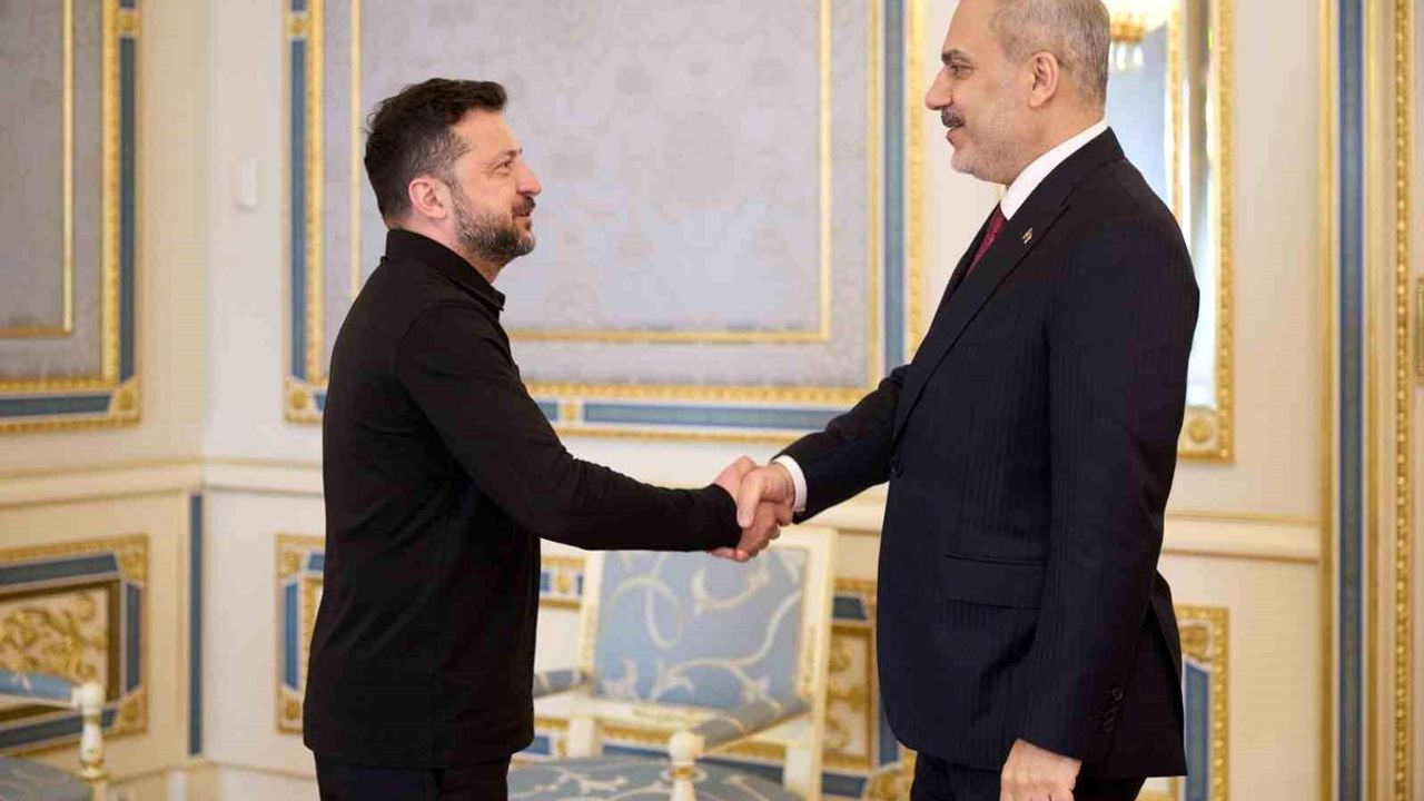 Zelenskiy'den Hakan Fidan'a Kiev'de sürpriz liyakat nişanı