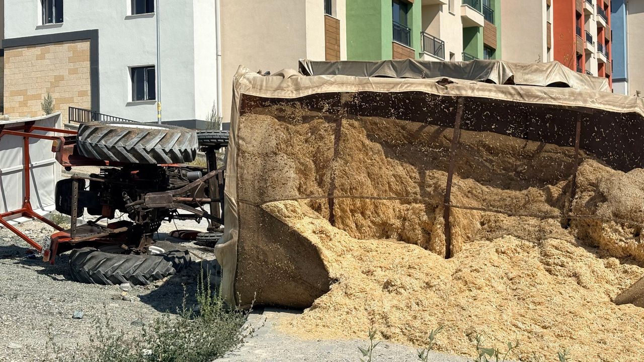 Kütahya’da mıcırlı yolda kayarak devrilen saman yüklü traktörün sürücüsü yaralandı