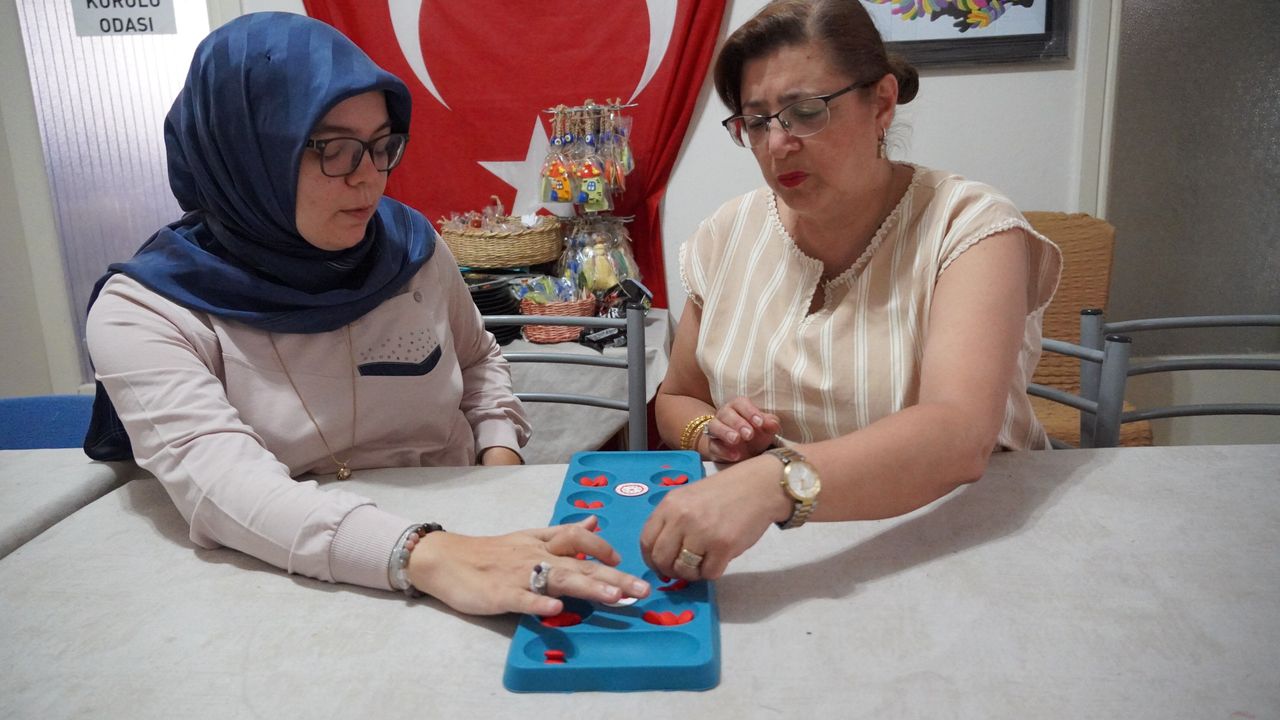 Çocuklarını kursa götürürken Manisa'nın ilk kadın antrenörü oldu
