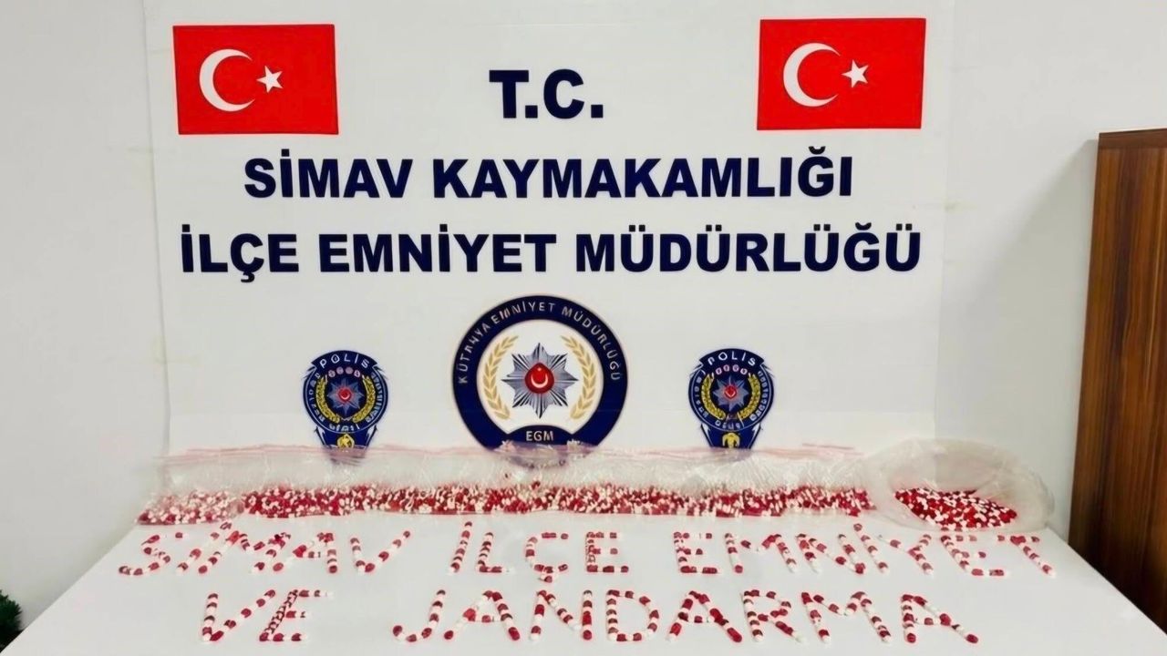 Kütahya’da müşterek narkotik darbesi: İzmir’den gelen araçta binlerce sentetik hap yakalandı