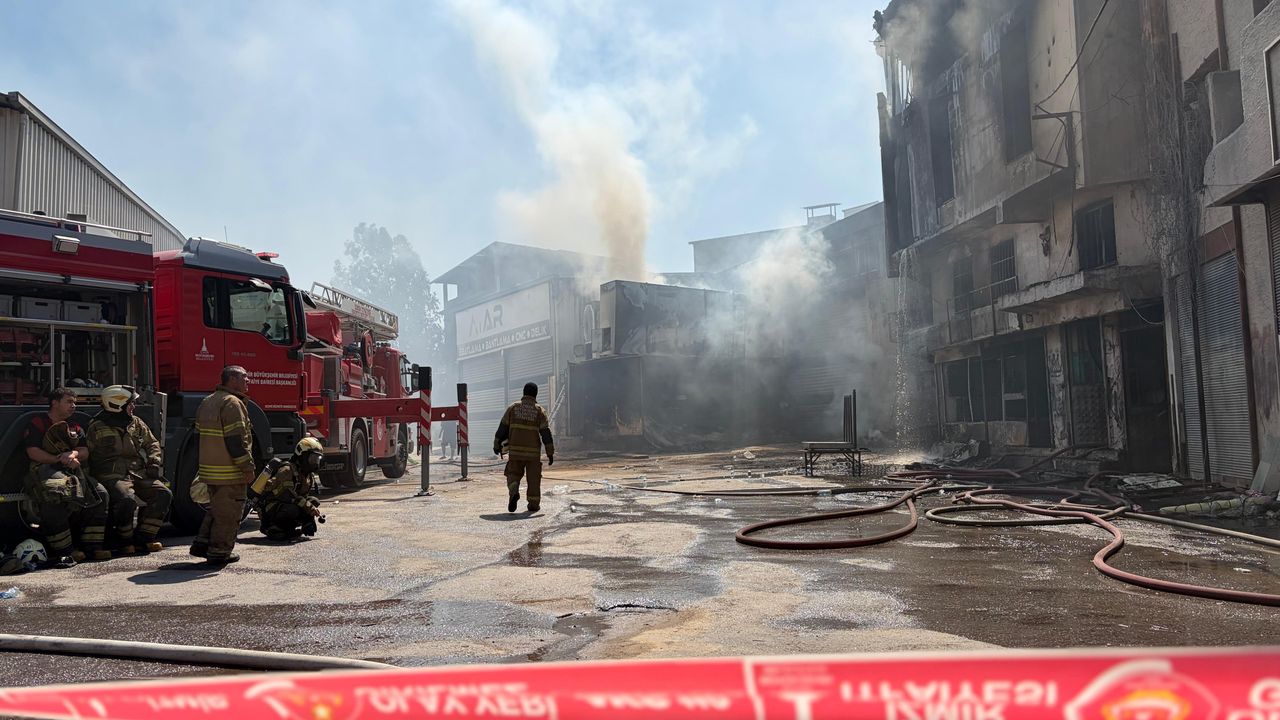 İzmir Buca'da dumanlar yükseldi: Sünger deposu alevlere teslim oldu