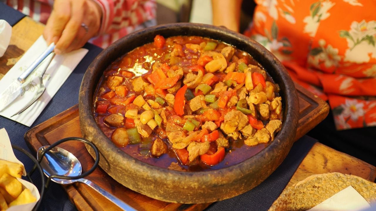 Restoranlara gerek kalmadı! Ev fırınında lokum gibi testi kebabı yapmanın sırrı