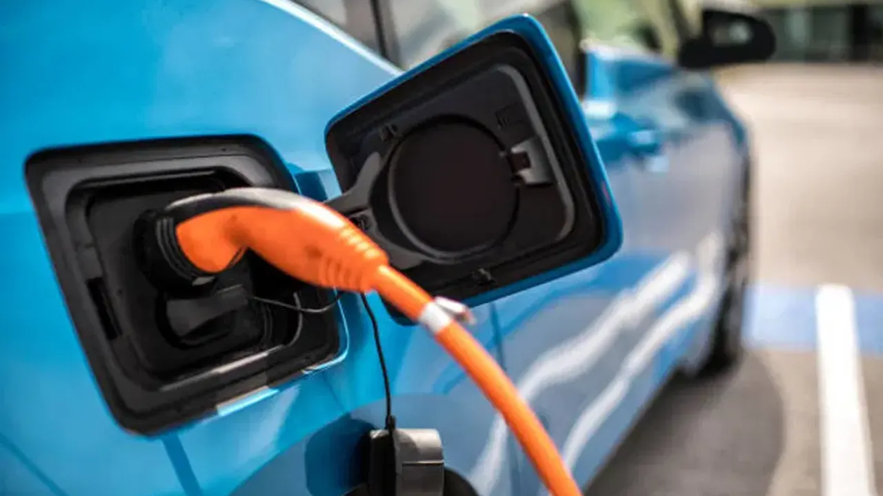 Elektrikli araçlarda şarj derdi bitiyor mu? Otomotiv devlerinin 1.000 km menzilli gizli silahı!