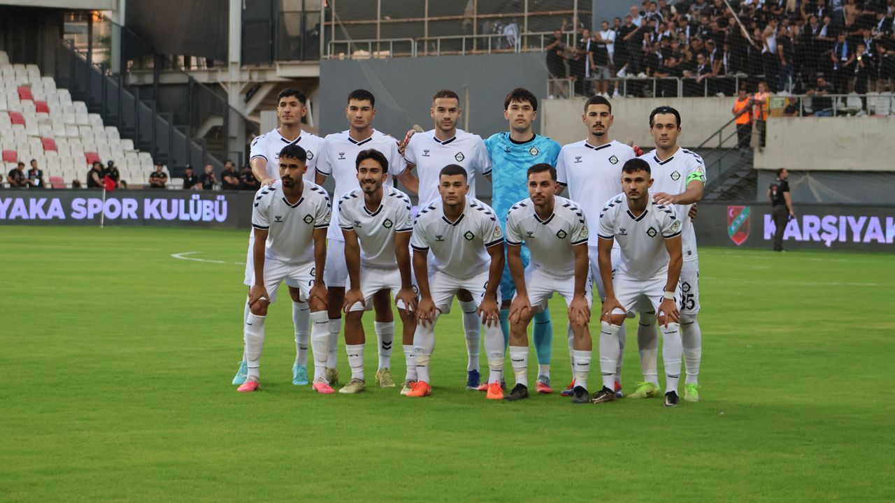 İzmir derbisinde ilk yarı sona erdi: Karşıyaka Altay maçı kaç kaç?