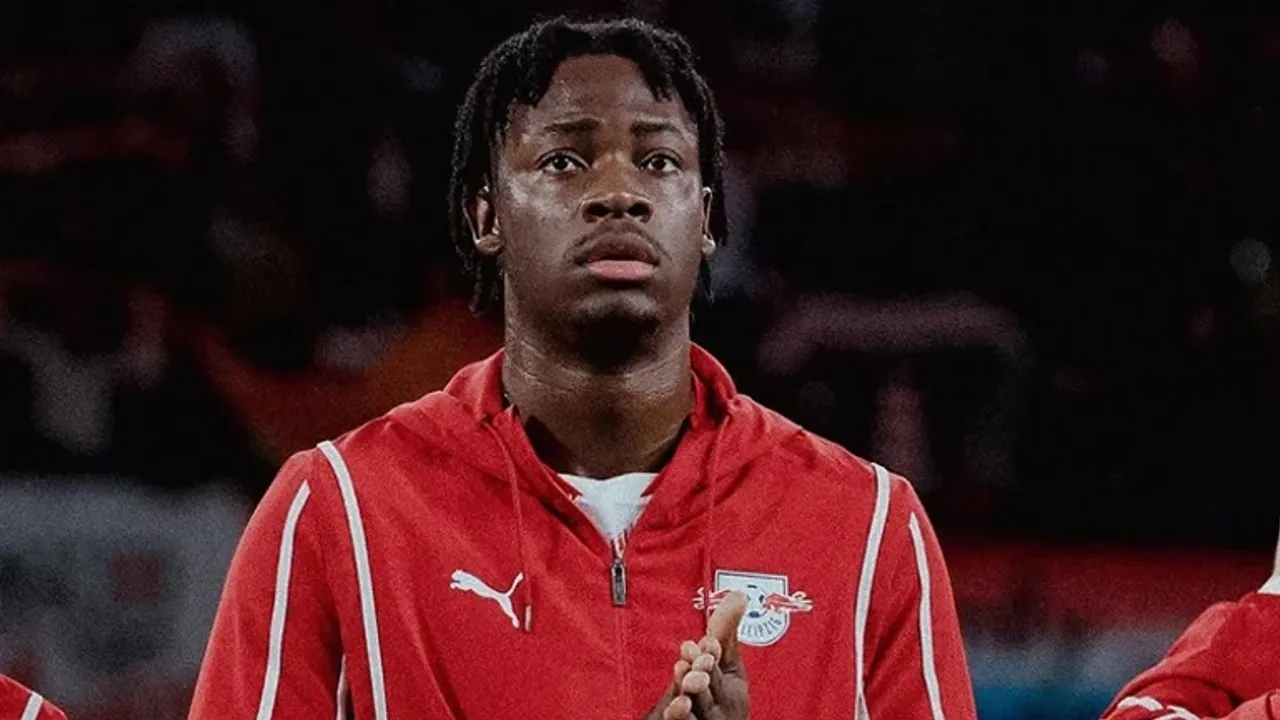 Galatasaray'ın yeni yıldızı İstanbul'da! Uçağı geciktiren olayın ardından gelen dev stoper kim?