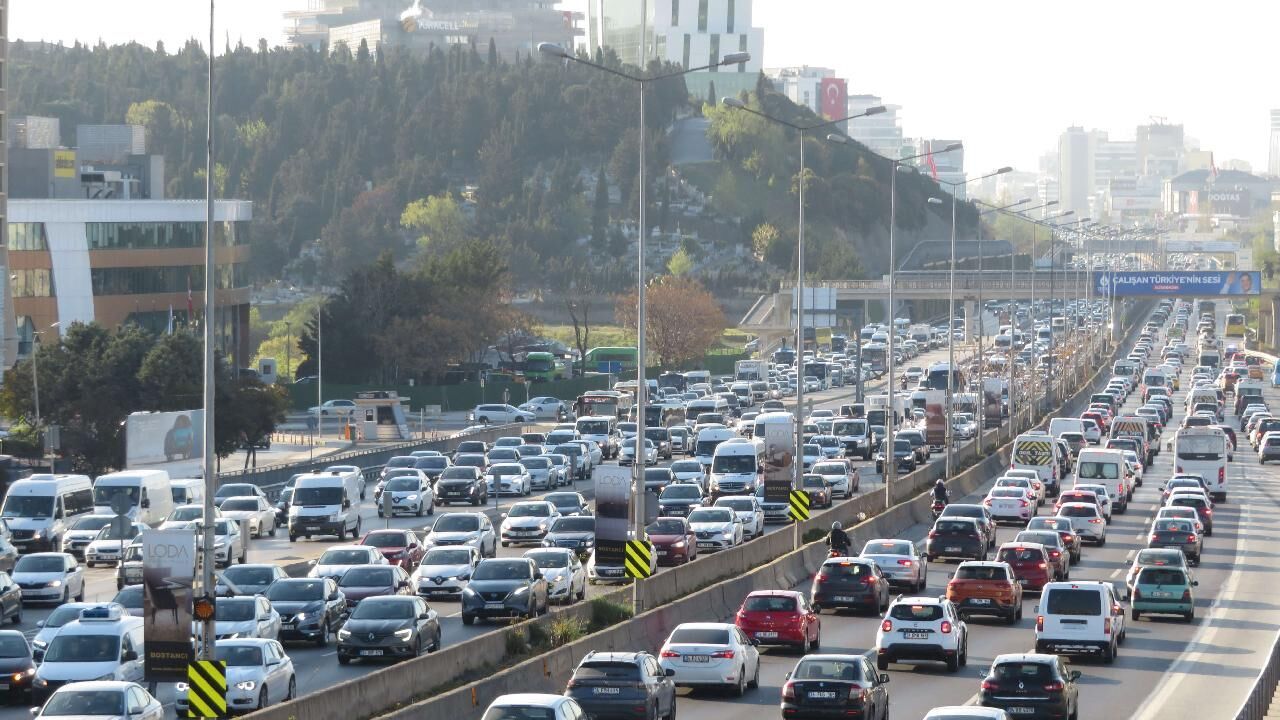 İstanbul D-100'de gece sürprizi: O saatlerde yola çıkacaklar dikkat! Küçükçekmece'de trafik nereye akacak?