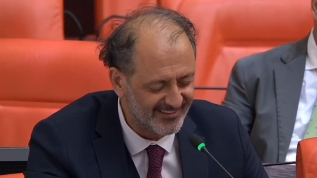AK Partili Yücel Arzen Hacıoğulları Meclis'te İzmir Marşı'nı seslendirdi