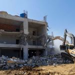 Büyükşehir ekipleri Kentsel Dönüşüm alanındaki kaçak yapıyı yıktı