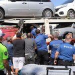 Kırmızı ışıkta bekleyen kamyonete çarpan çekicinin sürücüsü 2 saatte kurtarıldı