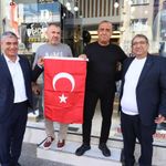 Tüm Buca kırmızı beyaz! Dükkan dükkan bayrak dağıtıldı