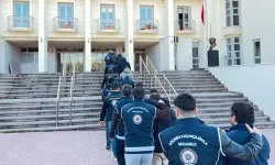 Çeşme'de durdurulan şüpheli araçtan 21 düzensiz göçmen çıktı