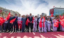 İzmir Cumhuriyet Meydanı'nda 19 Mayıs Bayramı rüzgarı