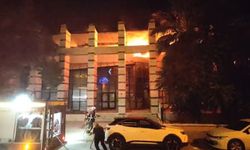 Kuşadası'ndaki metruk PTT binasında yangın çıktı!