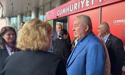 CHP'ye yeni katılan milletvekillerinden genel merkez önünde Gündoğdu Marşı