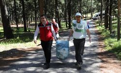 Ormanlık alandan yüzlerce kilo çöp çıkarıldı