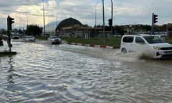 Uşak’ta sağanak yağış hayatı felç etti