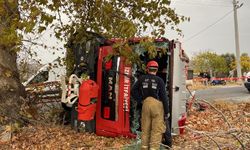 İzmir'de ihbara giden itfaiye aracı devrildi: Yangın çıktı!