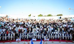 DEÜ mezuniyetine tek yumurta ikizleri Aleyna ve İlayda damga vurdu