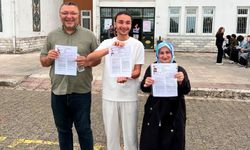 Anne, baba ve oğul aynı okulda üniversite sınavına girdi!